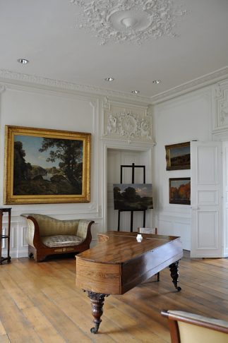 Salle avec piano dans les collections des XVIIe et XVIIIe siècles