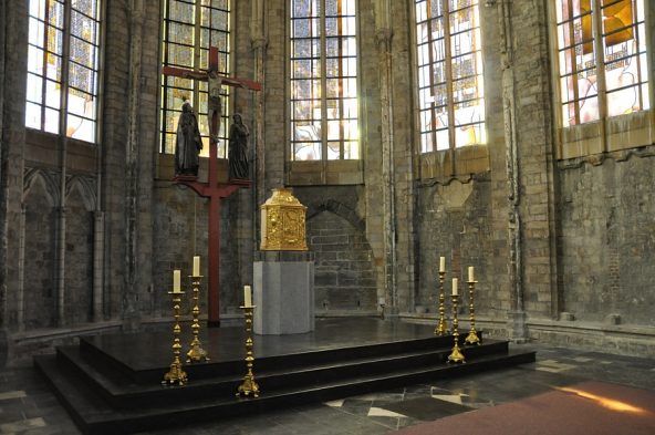 Le chœur et ses vitraux de l'atelier allemand Schreiner (deuxième  moitié du XXe siècle)