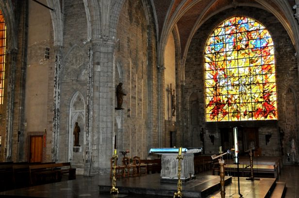 Le maître-autel à la croisée du transept et le  transept droit