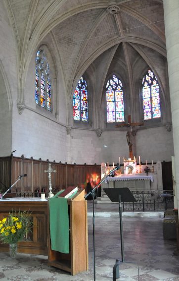 Le chœur de l'église Saint-Pierre et sa verrière  moderne