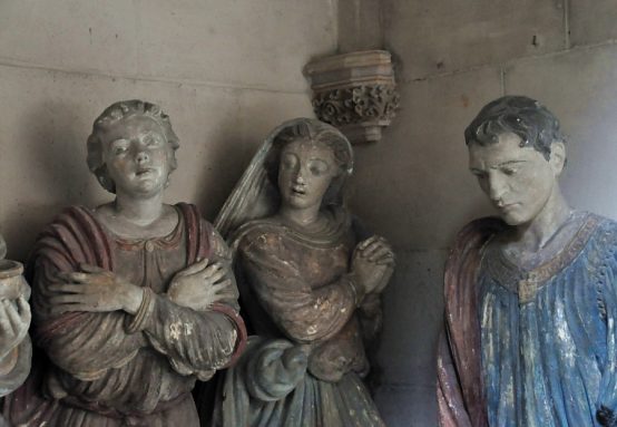 Mise au tombeau : Nicodème en tunique bleue accompagné de saintes femmes