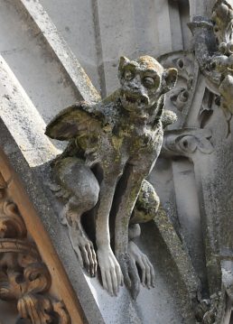 Sculpture d'un diable sur le portail