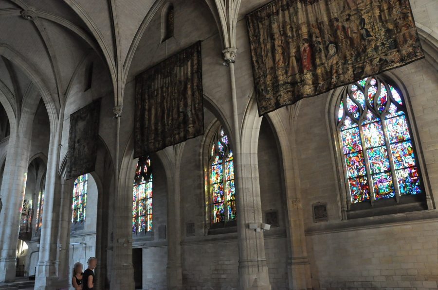 Le bas–côté sud de la nef avec ses tapisseries du XVIIe siècle et ses vitraux de Jacques Gruber