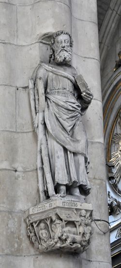 Statue d'un apôtre dans le chœur