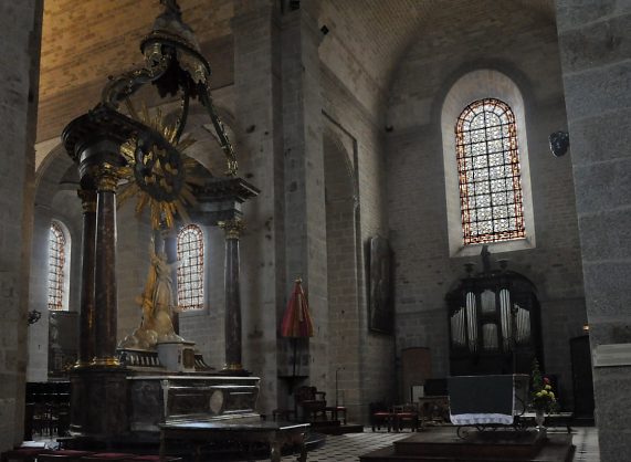Le transept de la basilique avec le baldaquin et l'orgue de chœur