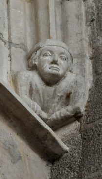 Bonhomme sculpté dans la pierre près du chœur