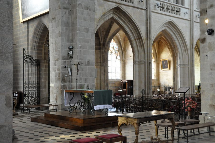 Le chœur avec l'autel de messe et deux chapelles du côté  sud
