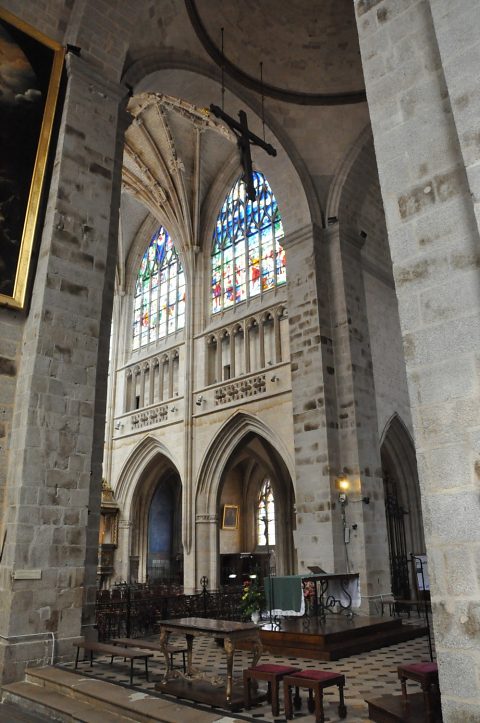 Le chœur vu depuis le bras sud du transept avec deux travées à l'arrière–plan