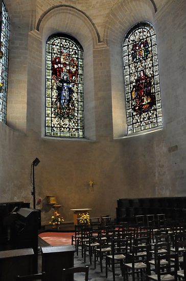 L'arrière–chœur avec ses stalles et ses vitraux contemporains
