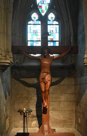 Christ en croix dans une chapelle latérale