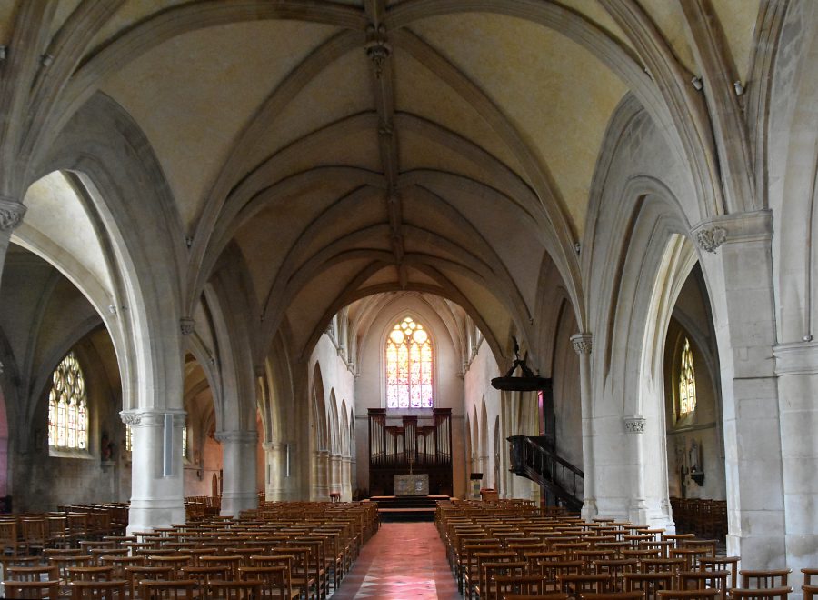 Vue d'ensemble de la nef et du chœur de l'église Saint-Michel