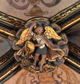 Clé de voûte du chœur : l'Archange Michel terrassant le démon