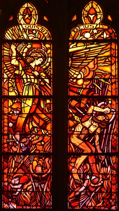 L'archange Michel chassant le démon, détail (atelier Sagot  et Jondot, Bayeux, 1946)