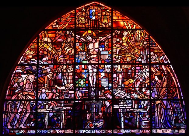 La Crucifixion, vitrail de G. Sagot et L. Jondot, Bayeux, 1946