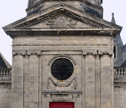 La façade de style classique avec ses pilastres ioniques et son fronton