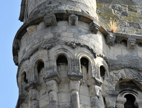 Les arcatures de la tourelle d'angle du clocher roman