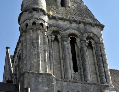 Dernier niveau du clocher roman avant la flèche datée du XIVe ou du XV siècle
