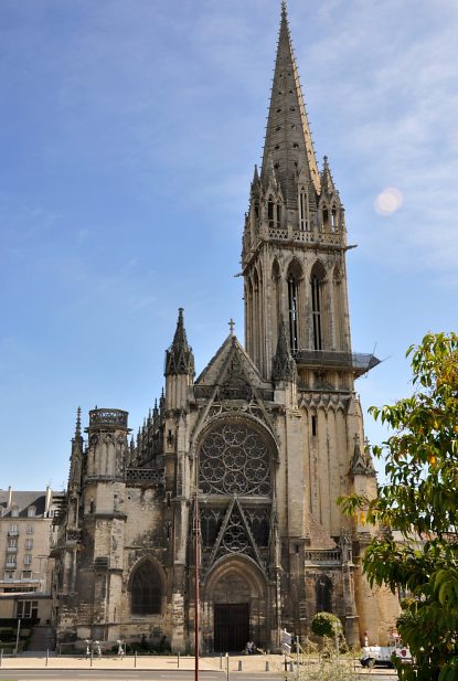 La façade occidentale et la tour de Saint-Pierre