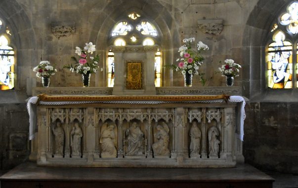 Le maître–autel de la nef gothique et son soubassement sculpté datent de 1875
