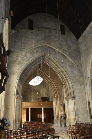 Nef gothique : l'une des deux arcades qui soutiennent le clocher