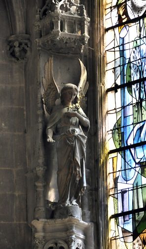 L'archange Gabriel sous son dais dans l'abside Renaissance