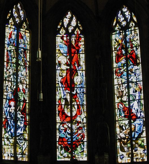 Vitraux de Max Ingrand dans l'abside gothique