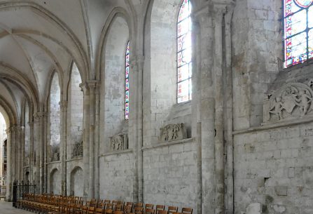 Bas–côté sud avec ses bas–reliefs (anciens frontons des chapelles rayonnantes nord) sous les fenêtres