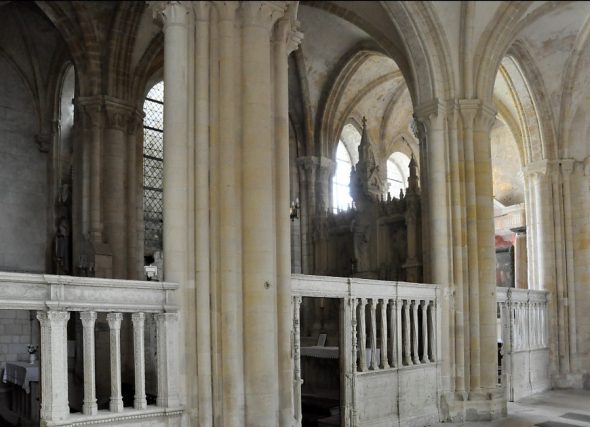 Le déambulatoire nord avec les chapelles Saint–Madeleine, du Sacré–Cœur et de Saint–Pierre