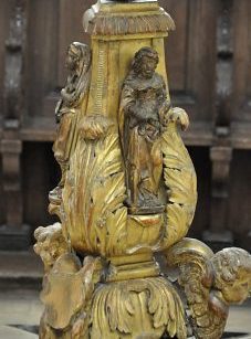 Sculptures en bois doré sur le pied du lutrin