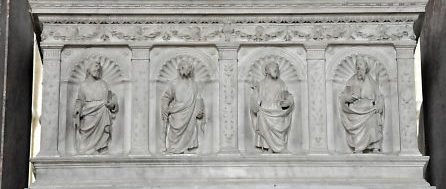 La châsse du maître-autel représente les  douze apôtres dans des niches coquillées (XVIe  siècle).