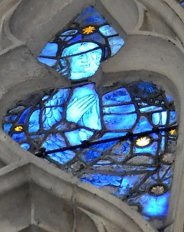 L'ange bleu dans le soufflet du vitrail central