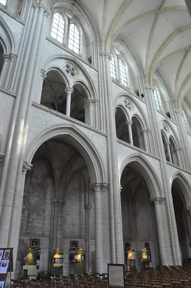 L'élévation de la nef comprend trois étages :