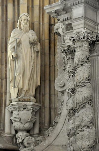 Une colonne torse du retable (XVIIe siècle)  avec la statue de saint Fiacre (1873)