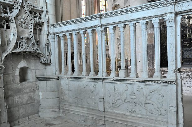 La clôture avec le bas–relief Renaissance du soubassement intérieur