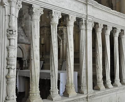 Les colonnes spiralées de la clôture Renaissance