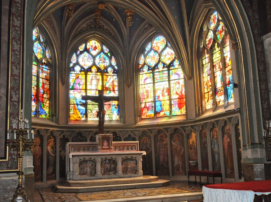 Le chœur de l'église et son bel aménagement de la fin  du XIXe siècle