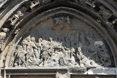 Le tympan du portail Renaissance représente la Lapidation de saint Étienne