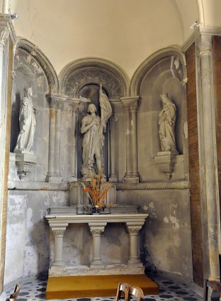 La chapelle du croisillon sud est dédiée aux saintes de France