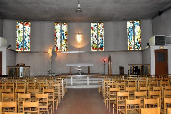 La chapelle du Saint Sacrement est elle aussi illuminée par  les vitraux de Max Ingrand