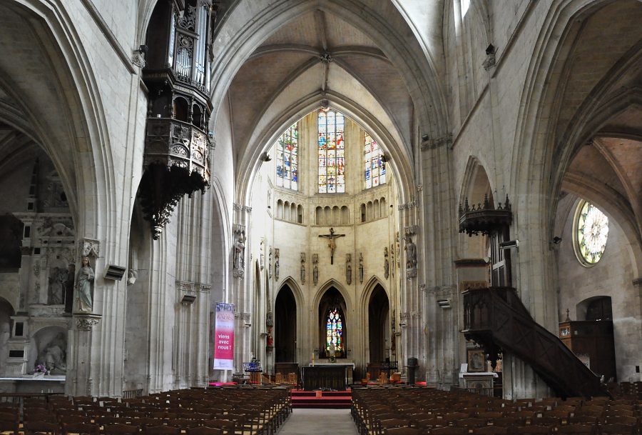 Vue d'ensemble de l'église Notre-Dame-des-Marais depuis l'entrée