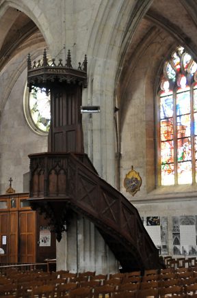 La chaire à prêcher (1876) est en bois, de style néogothique.