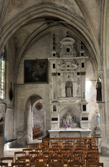 L'autel–retable de la Piéta dans la chapelle du bas–côté nord