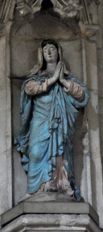Statue de la Vierge dans sa niche