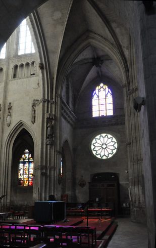 Le croisillon sud du transept avec l'autel de messe