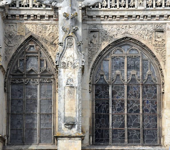 Fenêtres avec un impressionnant décor Renaissance sur le côté sud
