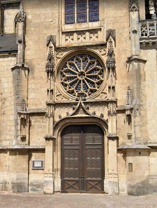 Le portail sud, conçu comme entrée principale, a été  embelli dans le style du gothique flamboyant