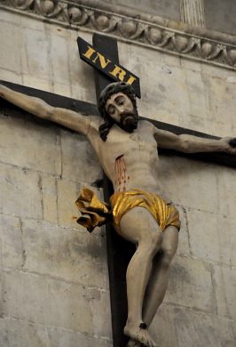 Le Christ en croix dans le chœur (bois polychrome, XVIIe–XVIIIe siècle)
