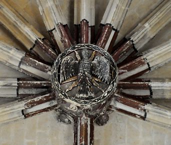 La clé de voûte de l'abside représente la colombe du Saint–Esprit