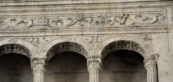 Les arcades Renaissance du triforium du chœur