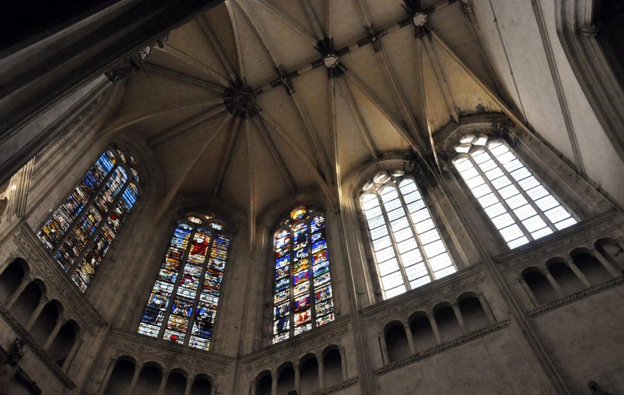 La voûte du chœur et ses vitraux (baies 100, 102 et 104)